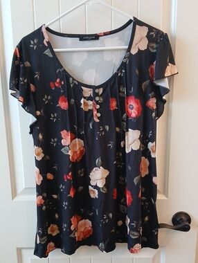 LOVEU.DEAR Black Floral Henley Tee - Women's Short Sleeve Top